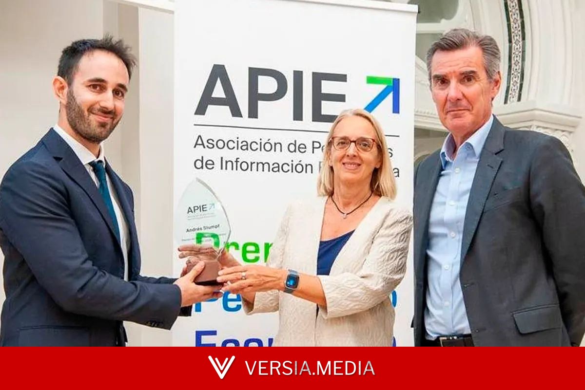 Andrés Stumpf recibe el premio de la APIE al mejor periodista joven